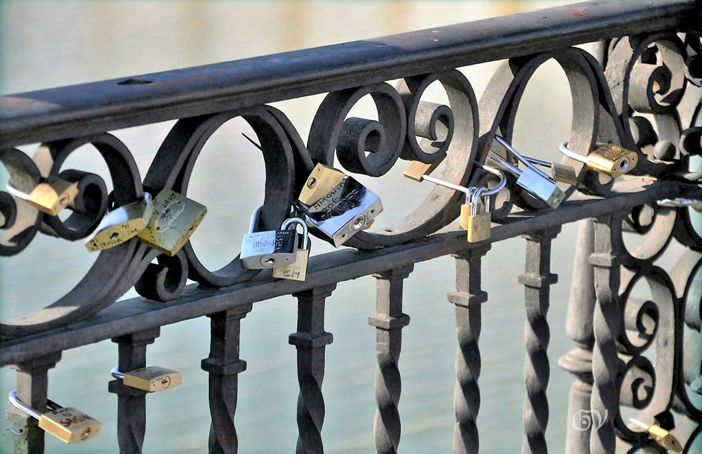 La Fuerza Del Amor Puente De Triana De Sevilla Espana